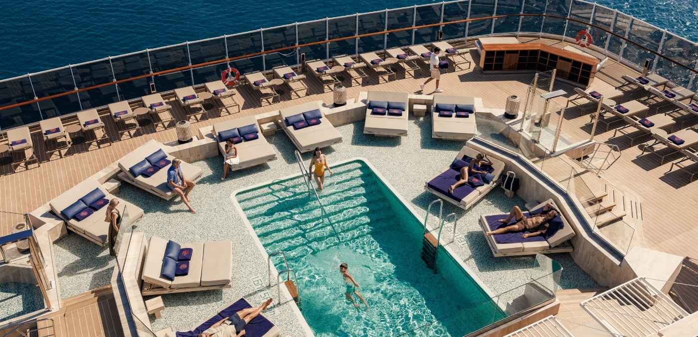 EXPLORA II pool area