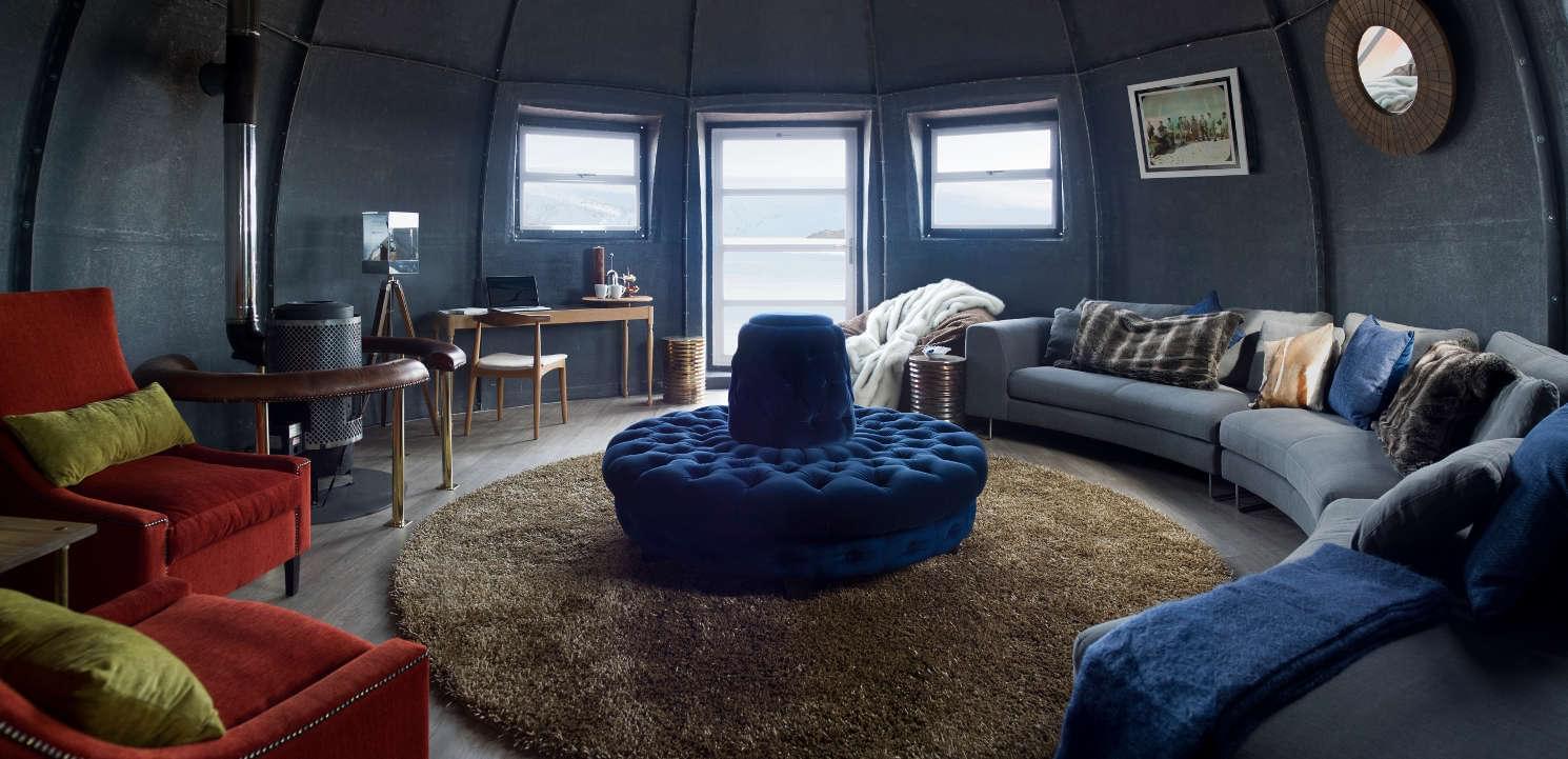 White desert lounge 2